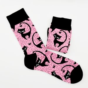Calcetines gato negro sobre fondo rosa